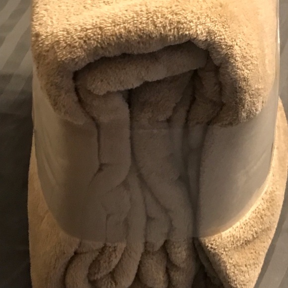 NWT! Super Soft Oversized 90”x90” Plush Blanket FULL / QUEEN Brownstone - Picture 5 of 10